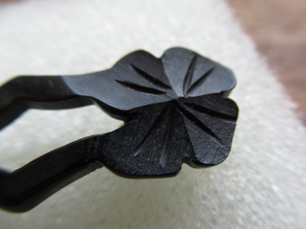 Musta päätykukat rintakoru Sulje Ikkuna [x]