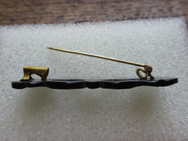 Musta päätykukat rintakoru Sulje Ikkuna [x]