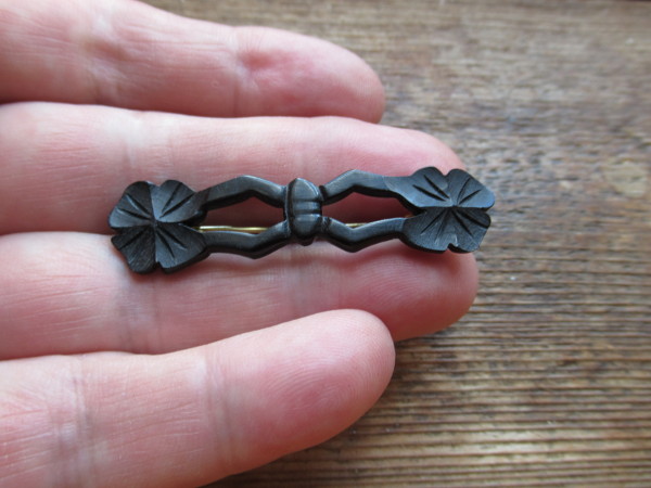 Musta päätykukat rintakoru Sulje Ikkuna [x]