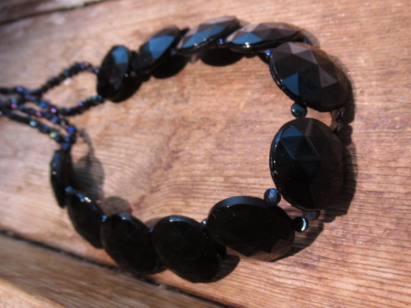 Vauxhall-tyyppinen musta kaulakoru lukolla