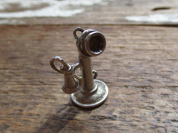 Vanha amuletti: puhelin