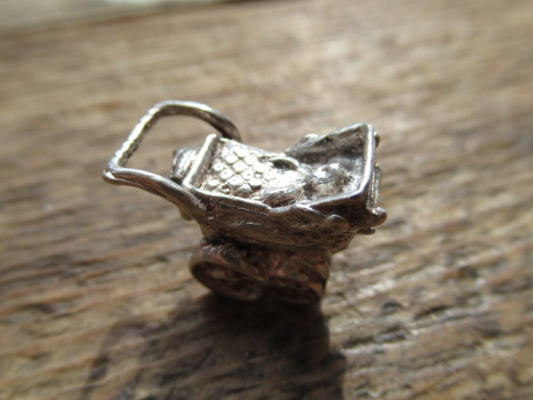 Vanha amuletti: lastenvaunut