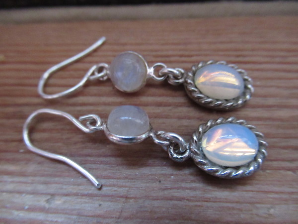 Kuukivi-opalite korvakorut