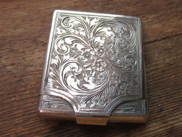 Vanha koristekaiverrettu tulitikkurasia