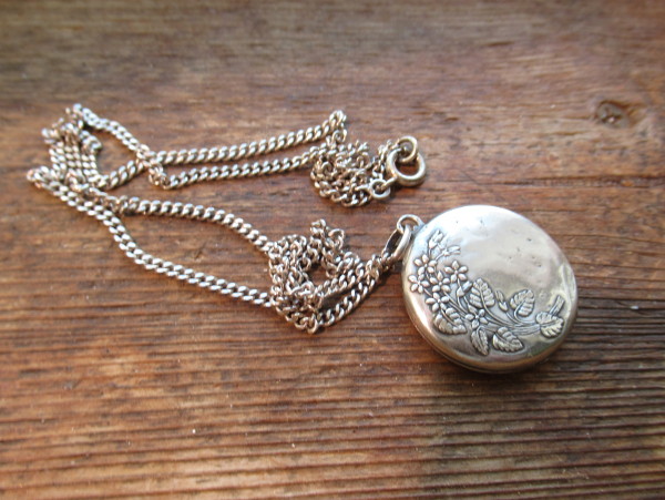 Niittykukat medaljonki ketjulla Niittykukat medaljonki ketjulla