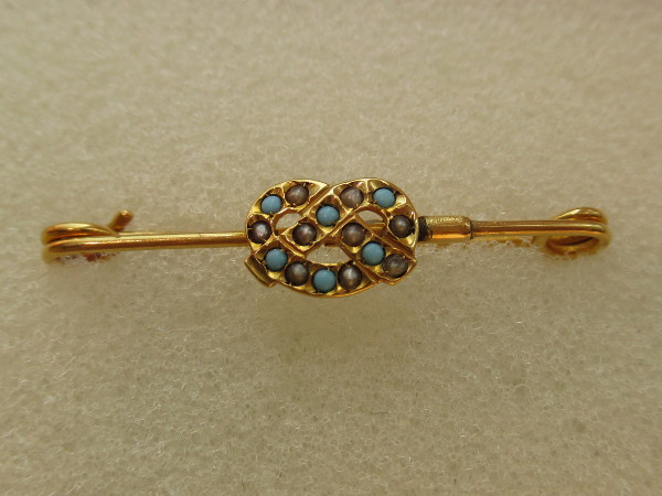 Pieni kultainen 'love knot' neula Pieni kultainen 'love knot' neula