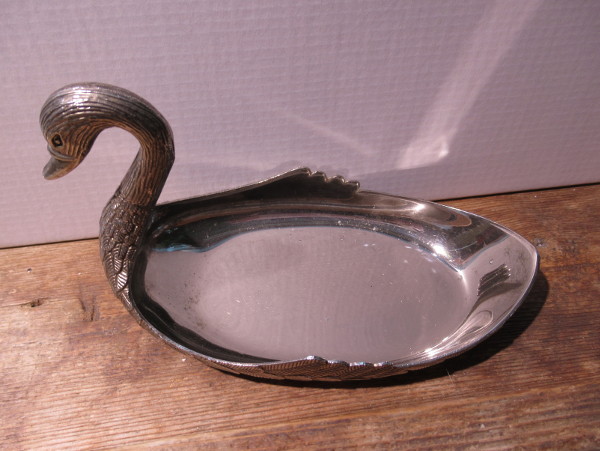 Hopeoitu joutsenvati, vaaleampi pohja