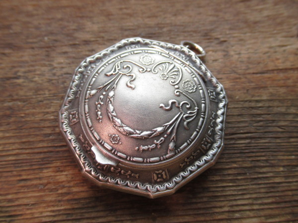 Puuteri-pillerirasia peilillä